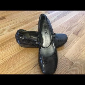 Patent leather Mary-Jane flats